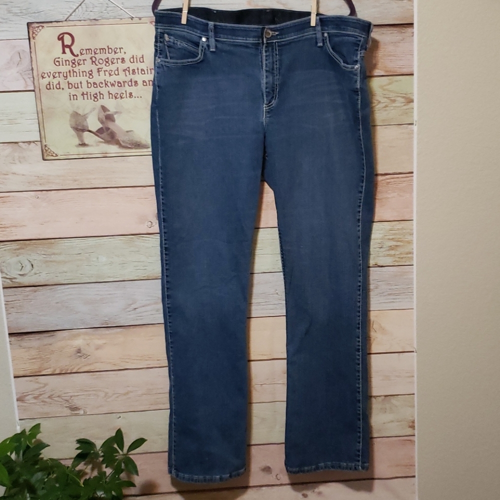 Ladies Wrangler Q-Baby  size 17/18X 34